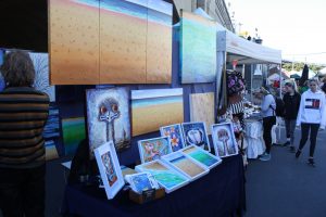 Marktstand mit Bildern