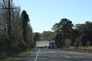 Lastwagen biegt auf den Highway ein