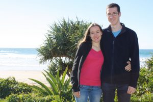 Andreas und Vanessa im Hintergrund Pflanzen und Meer