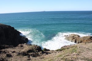 Wellenspiel am Felsen