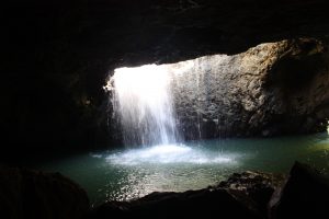 Wasserfall unter der Brücke