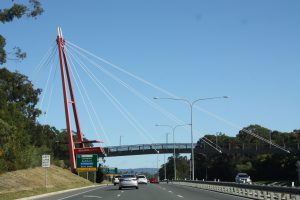 Brücke über einer Strasse