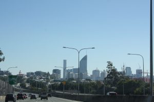 Sicht auf Brisbane vom Highway aus