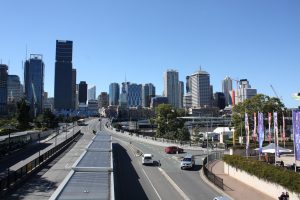 Skyline von Brisbane vom Highway aus