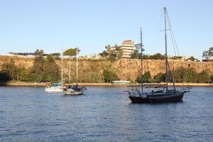 Boote im Fluss bei tiefem Sonnenstand