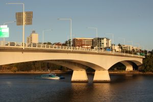 Kursschiff fährt unter der Brücke durch