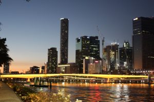 Viktoria Bridge beleuchtet mit Skyline im Hintergrund