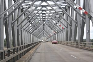 Spezielle Brücke mit Metallgitter